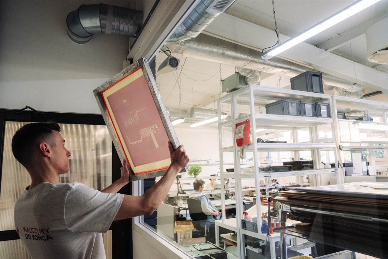 LC Elektronik team collaborating in the lab
